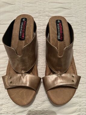 Nozomi Two-Tone Comfort Sandal in Black & Gold